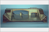 Modello di edificio scaricatore dell'acqua nel fiume Po con porte a sistema detto mariniere