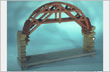 Modello in legno di armatura per la costruzione di grandi archi (armatura a sbalzo)