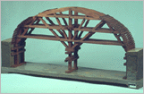 Modello in legno di armatura per la costruzione di grandi archi (armatura fissa)