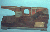 Modello di una grande arcata con spalle a torre e con passaggi nelle spalle