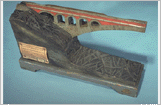 Modello di una grande arcata e della sua spalla su roccia con alleggerimento dei timpani mediante fori