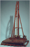 Modello di un battipalo a scatto con argano a motore e ponte di servizio scorrevole