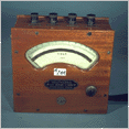 Voltmetro elettromagnetico per corrente alternata n. 146210 a tre portate: 75 - 150 - 300 V tipo SF2